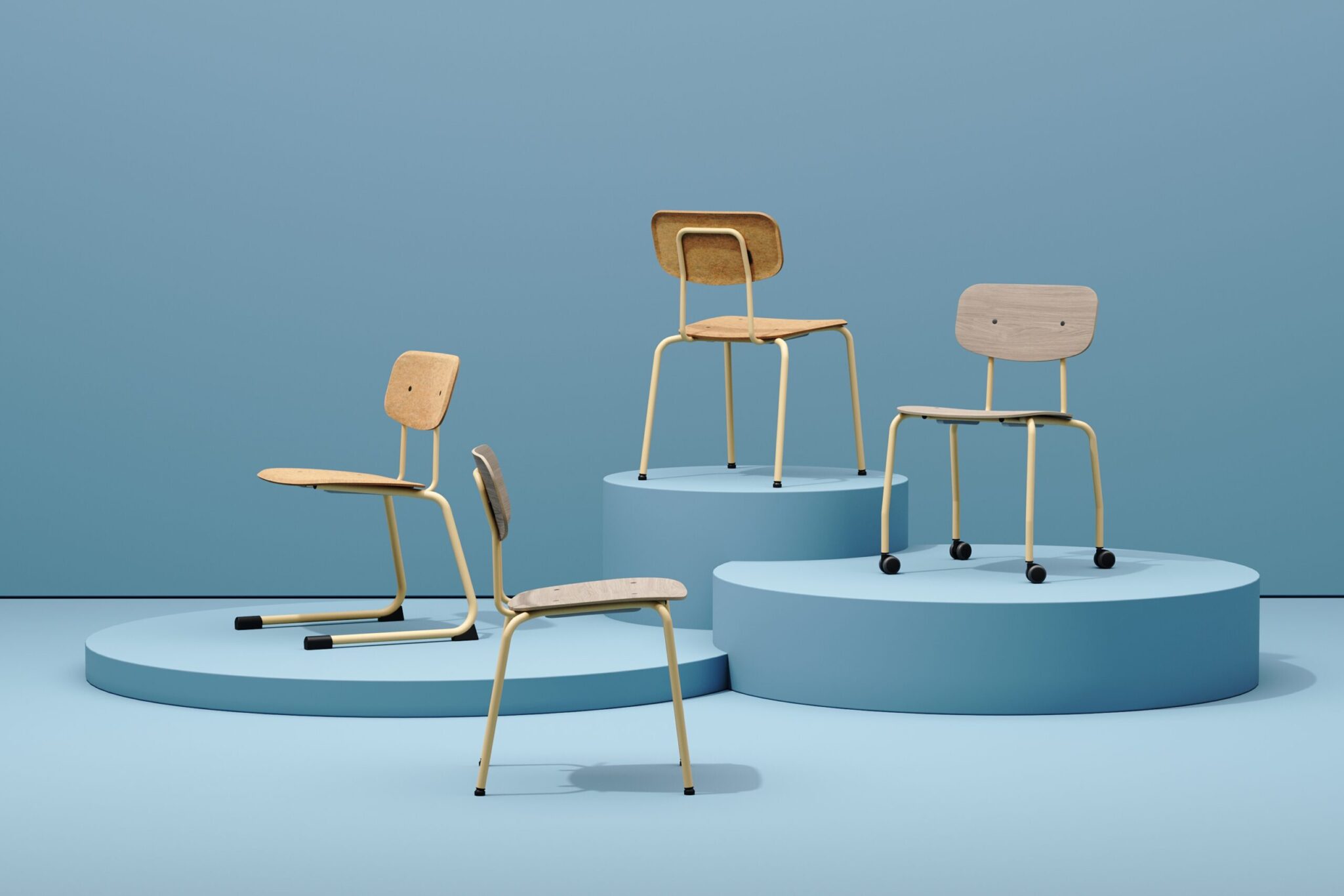 Studio-opstelling met meerdere schoolstoelen in verschillende varianten op ronde podiums tegen een blauwe achtergrond